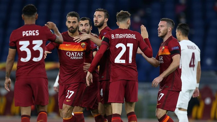 ROME, ITALY - NOVEMBER 05:  Henrikh Mkhitaryan with his teammates of AS Roma celebrates after scoring the opening goal during the UEFA Europa League Group A stage match between AS Roma and CFR Cluj at Stadio Olimpico on November 5, 2020 in Rome, Italy.  (Photo by Paolo Bruno/Getty Images)