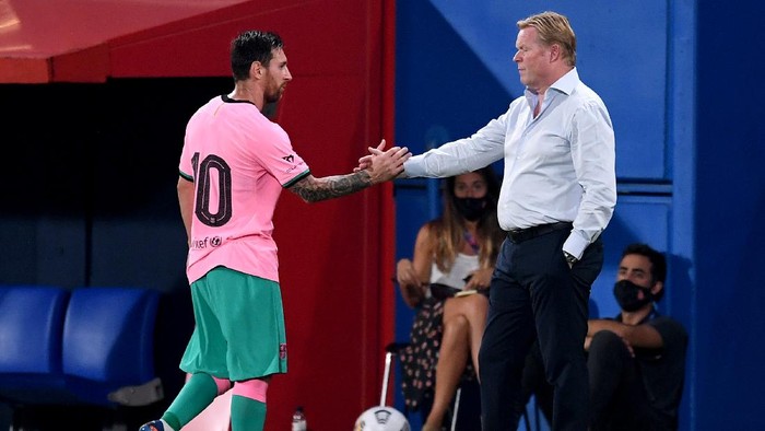 BARCELONA, SPAIN - SEPTEMBER 16: Lionel Messi of Barcelona shakes hands with Ronald Koeman, Manager of FC Barcelona after he is substituted during the pre-season friendly match between FC Barcelona and Girona at Estadi Johan Cruyff on September 16, 2020 in Barcelona, Spain. (Photo by David Ramos/Getty Images)