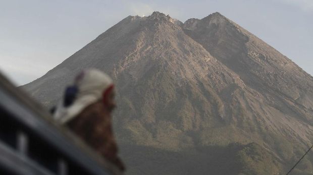 Kubah lava Gunung Merapi terlihat dari Desa Kinahrejo, Cangkringan, Sleman, DI Yogyakarta, Jumat (6/10/2020). Balai Penyelidikan dan Pengembangan Teknologi Kebencanaan Geologi (BPPTKG) Yogyakarta menaikkan status Gunung Merapi dari Waspada (level II) menjadi Siaga (level III) dengan potensi letusan eksplosif dan awan panas sejauh lima kilometer. ANTARA FOTO/Hendra Nurdiyansyah/pras.