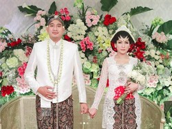 Tata Janeeta Pamer Foto Nikah dengan Brotoseno, Didoakan yang Terakhir