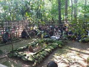 Potret Tradisi Merlawu Ciamis, Doa dan Makan Bareng di Makam Leluhur Potret Tradisi Merlawu Ciamis, Doa dan Makan Bareng di Makam Leluhur