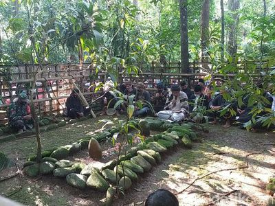 Potret Tradisi Merlawu Ciamis, Doa dan Makan Bareng di Makam Leluhur