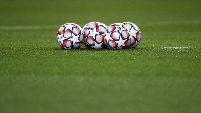 BARCELONA, SPAIN - NOVEMBER 04: Match balls are seen on the pitch ahead of the UEFA Champions League Group G stage match between FC Barcelona and Dynamo Kyiv at Camp Nou on November 04, 2020 in Barcelona, Spain. Sporting stadiums around Spain remain under strict restrictions due to the Coronavirus Pandemic as Government social distancing laws prohibit fans inside venues resulting in games being played behind closed doors. (Photo by Eric Alonso/Getty Images)