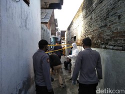 Geger Warga Blitar Ditemukan Tewas dengan Memegang Pisau di Leher