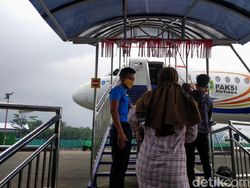 Calon Jemaah Belajar Naik Haji dan Umroh dengan Naik Pesawat Fokker