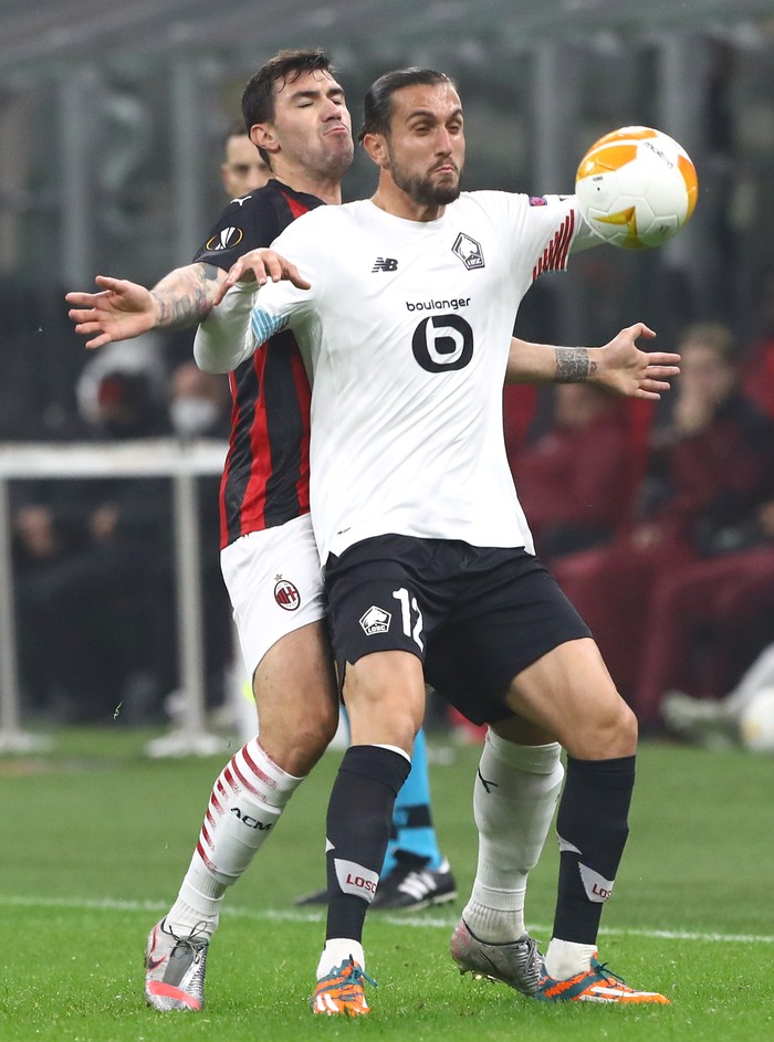 MILAN, ITALY - NOVEMBER 05:  Yusuf Yazici (R) of LOSC Lille competes for the ball with Alessio Romagnoli (back) of AC Milan during the UEFA Europa League Group H stage match between AC Milan and LOSC Lille at San Siro Stadium on November 5, 2020 in Milan, Italy.  (Photo by Marco Luzzani/Getty Images)