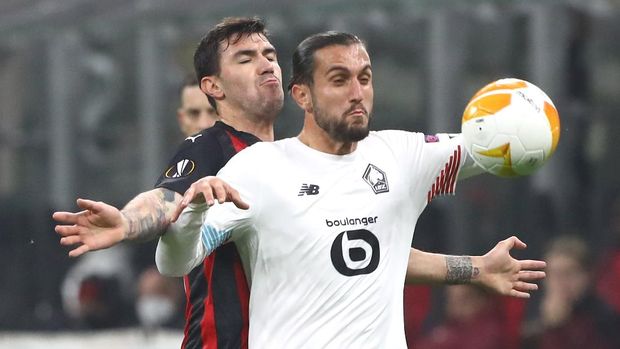MILAN, ITALY - NOVEMBER 05:  Yusuf Yazici (R) of LOSC Lille competes for the ball with Alessio Romagnoli (back) of AC Milan during the UEFA Europa League Group H stage match between AC Milan and LOSC Lille at San Siro Stadium on November 5, 2020 in Milan, Italy.  (Photo by Marco Luzzani/Getty Images)
