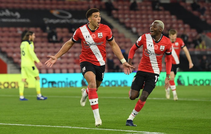 SOUTHAMPTON, ENGLAND - NOVEMBER 06: Southampton player  Che Adams celebrates his opening goal with Moussa Djenepo (r) during the Premier League match between Southampton and Newcastle United at St Marys Stadium on November 06, 2020 in Southampton, England. Sporting stadiums around the UK remain under strict restrictions due to the Coronavirus Pandemic as Government social distancing laws prohibit fans inside venues resulting in games being played behind closed doors. (Photo by Stu Forster/Getty Images)