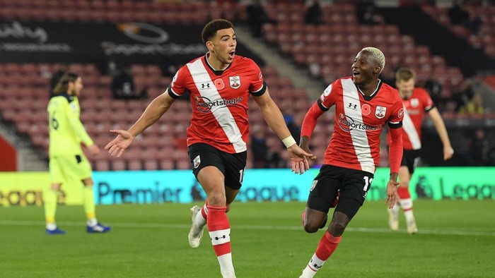 SOUTHAMPTON, ENGLAND - NOVEMBER 06: Southampton player  Che Adams celebrates his opening goal with Moussa Djenepo (r) during the Premier League match between Southampton and Newcastle United at St Marys Stadium on November 06, 2020 in Southampton, England. Sporting stadiums around the UK remain under strict restrictions due to the Coronavirus Pandemic as Government social distancing laws prohibit fans inside venues resulting in games being played behind closed doors. (Photo by Stu Forster/Getty Images)