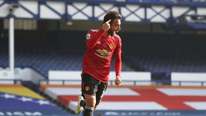 LIVERPOOL, ENGLAND - NOVEMBER 07: Bruno Fernandes of Manchester United celebrates after scoring his teams first goal during the Premier League match between Everton and Manchester United at Goodison Park on November 07, 2020 in Liverpool, England. Sporting stadiums around the UK remain under strict restrictions due to the Coronavirus Pandemic as Government social distancing laws prohibit fans inside venues resulting in games being played behind closed doors. (Photo by Carl Recine - Pool/Getty Images)