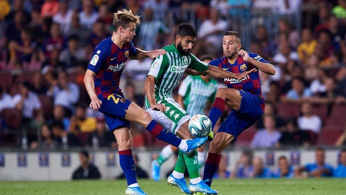 BARCELONA, SPAIN - AUGUST 25: Nabil Fekir of Real Betis fights for the ball with Frenkie De Jong and Jordi Alba of FC Barcelona during the Liga match between FC Barcelona and Real Betis Balompie at Camp Nou on August 25, 2019 in Barcelona, Spain. (Photo by Alex Caparros/Getty Images)