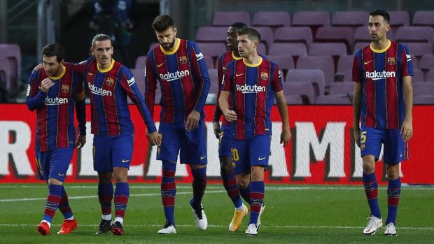 Barcelona's Antoine Griezmann, second left, celebrates after scoring his side's second goal during the Spanish La Liga soccer match between FC Barcelona and Betis at the Camp Nou stadium in Barcelona, Spain, Saturday, Nov. 7, 2020. (AP Photo/Joan Monfort)