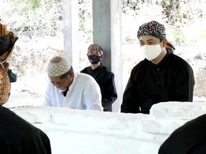 Cawabup Rembang Bayu Andriyanto Napak Tilas ke Makam Sunan Bonang Cawabup Rembang Bayu Andriyanto Napak Tilas ke Makam Sunan Bonang