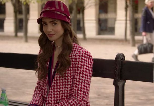 Blazer motif cerah/pinterest.com/lauralohmus Menjadi perpaduan sempurna antara klasik serta trendi.