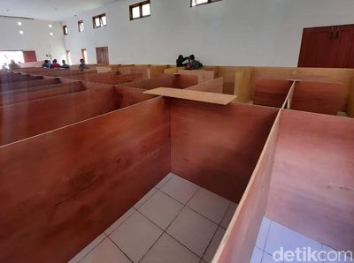 Cegah Penyebaran COVID-19 Barak Pengungsian Dibuat Bersekat
