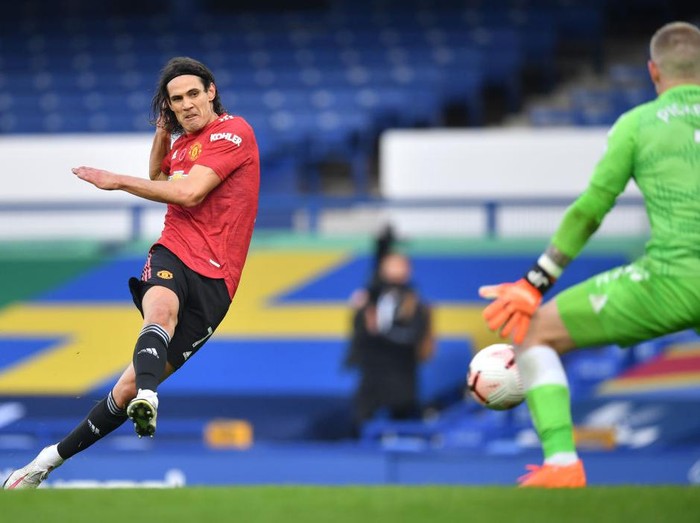 LIVERPOOL, ENGLAND - NOVEMBER 07: Edinson Cavani of Manchester United celebrates after scoring his teams third goal during the Premier League match between Everton and Manchester United at Goodison Park on November 07, 2020 in Liverpool, England. Sporting stadiums around the UK remain under strict restrictions due to the Coronavirus Pandemic as Government social distancing laws prohibit fans inside venues resulting in games being played behind closed doors. (Photo by Clive Brunskill/Getty Images)
