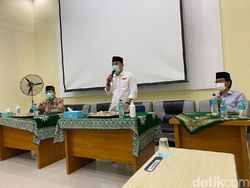 Diantar Risma, Eri Cahyadi Paparkan Program di Depan Muhammadiyah Surabaya