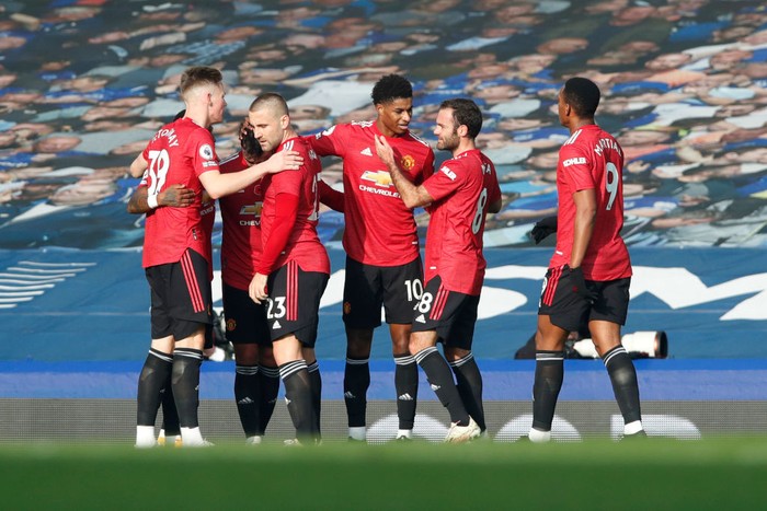 LIVERPOOL, ENGLAND - NOVEMBER 07: Bruno Fernandes of Manchester United celebrates with teammates after scoring his teams second goal during the Premier League match between Everton and Manchester United at Goodison Park on November 07, 2020 in Liverpool, England. Sporting stadiums around the UK remain under strict restrictions due to the Coronavirus Pandemic as Government social distancing laws prohibit fans inside venues resulting in games being played behind closed doors. (Photo by Clive Brunskill/Getty Images)