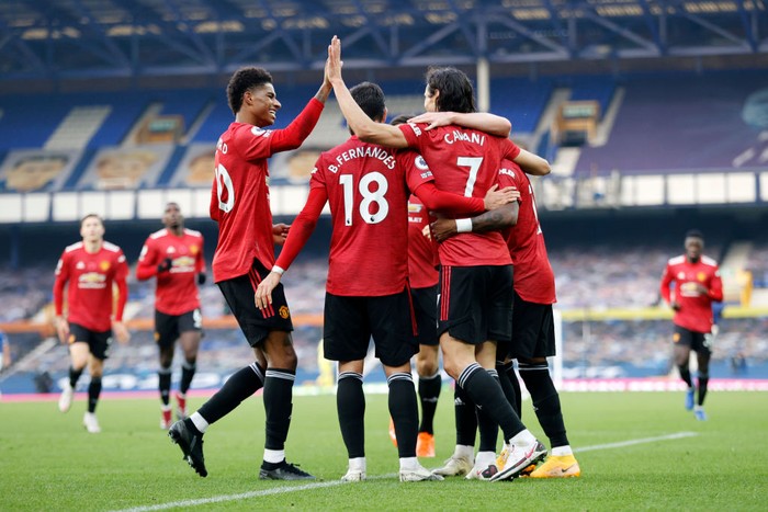 LIVERPOOL, ENGLAND - NOVEMBER 07: Edinson Cavani of Manchester United celebrates with teammates Marcus Rashford and Bruno Fernandes after scoring his teams third goal during the Premier League match between Everton and Manchester United at Goodison Park on November 07, 2020 in Liverpool, England. Sporting stadiums around the UK remain under strict restrictions due to the Coronavirus Pandemic as Government social distancing laws prohibit fans inside venues resulting in games being played behind closed doors. (Photo by Clive Brunskill/Getty Images)