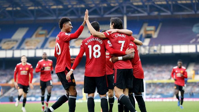 Everton Vs Manchester United LIVERPOOL, ENGLAND - NOVEMBER 07: Edinson Cavani of Manchester United celebrates with teammates Marcus Rashford and Bruno Fernandes after scoring his teams third goal during the Premier League match between Everton and Manchester United at Goodison Park on November 07, 2020 in Liverpool, England. Sporting stadiums around the UK remain under strict restrictions due to the Coronavirus Pandemic as Government social distancing laws prohibit fans inside venues resulting in games being played behind closed doors. (Photo by Clive Brunskill/Getty Images)