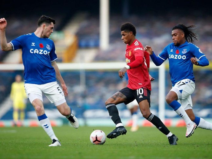 LIVERPOOL, ENGLAND - NOVEMBER 07: Dominic Calvert-Lewin of Everton looks dejected after his team concede during the Premier League match between Everton and Manchester United at Goodison Park on November 07, 2020 in Liverpool, England. Sporting stadiums around the UK remain under strict restrictions due to the Coronavirus Pandemic as Government social distancing laws prohibit fans inside venues resulting in games being played behind closed doors. (Photo by Carl Recine - Pool/Getty Images)