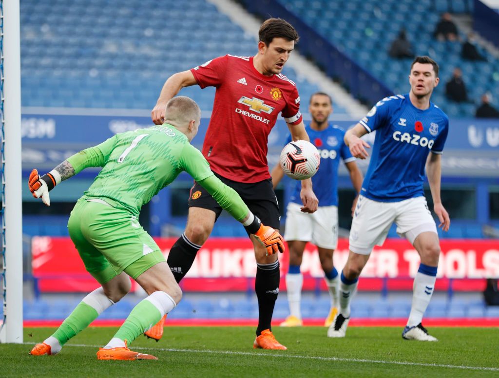 Everton Vs Manchester United LIVERPOOL, ENGLAND - NOVEMBER 07: Bruno Fernandes of Manchester United celebrates with teammates after scoring his team's second goal during the Premier League match between Everton and Manchester United at Goodison Park on November 07, 2020 in Liverpool, England. Sporting stadiums around the UK remain under strict restrictions due to the Coronavirus Pandemic as Government social distancing laws prohibit fans inside venues resulting in games being played behind closed doors. (Photo by Clive Brunskill/Getty Images)