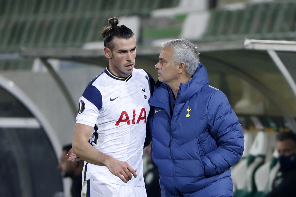 RAZGRAD, BULGARIA - NOVEMBER 05: Gareth Bale of Tottenham Hotspur interacts with Jose Mourinho, Manager of Tottenham Hotspur after he is substituted during the UEFA Europa League Group J stage match between PFC Ludogorets Razgrad and Tottenham Hotspur at Ludogorets Arena on November 05, 2020 in Razgrad, Bulgaria. Sporting stadiums around Bulgaria remain under strict restrictions due to the Coronavirus Pandemic as Government social distancing laws prohibit fans inside venues resulting in games being played behind closed doors. (Photo by Srdjan Stevanovic/Getty Images)