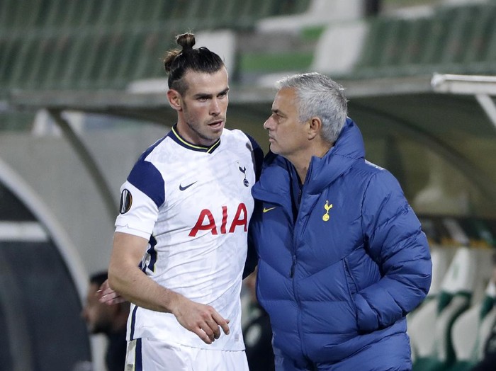 RAZGRAD, BULGARIA - NOVEMBER 05: Gareth Bale of Tottenham Hotspur interacts with Jose Mourinho, Manager of Tottenham Hotspur after he is substituted during the UEFA Europa League Group J stage match between PFC Ludogorets Razgrad and Tottenham Hotspur at Ludogorets Arena on November 05, 2020 in Razgrad, Bulgaria. Sporting stadiums around Bulgaria remain under strict restrictions due to the Coronavirus Pandemic as Government social distancing laws prohibit fans inside venues resulting in games being played behind closed doors. (Photo by Srdjan Stevanovic/Getty Images)