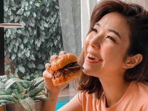 Gisella Anastasia Saat Nikmati Bubble Tea dan Floating Breakfast