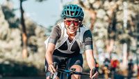 8 Gaya Gisel Gowes Sepeda Keliling Kota, Gahar dan Sporty Banget!