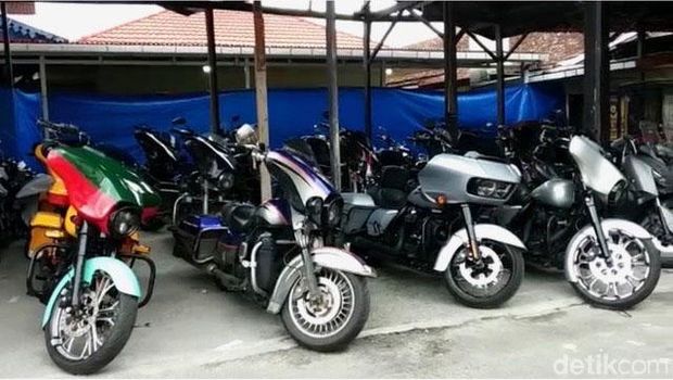 Polres Bukittinggi merilis kasus penganiayaan anggota klub Moge Harley-Davidson terhadap 2 prajurit TNI. 5 Dari 24 Moge yang ditahan diduga bodong.