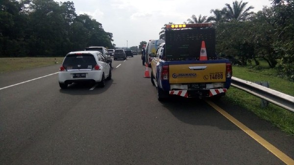 Kecelakaan di Km 41 Tol Jagorawi arah Bogor Kecelakaan di Km 41 Tol Jagorawi arah Bogor