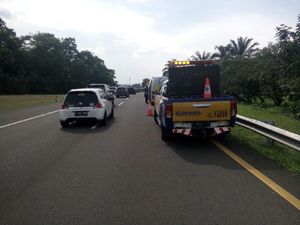 Diduga Ngantuk, Pengemudi Pelajar Kecelakaan-Tabrak Pohon di Tol Jagorawi
