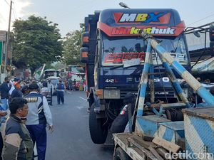 Truk Terlibat Kecelakaan Beruntun Libatkan 8 Kendaraan di Batu Diduga Rem Blong