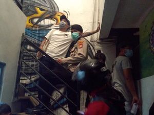 Langgar Protokol Kesehatan, Pengunjung Kafe di Pamulang Diminta Bubar Petugas