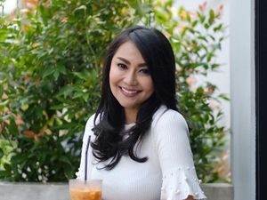 Tessa Kaunang Santai Dianggap Tak Pantas Berbikini di Usia 44
