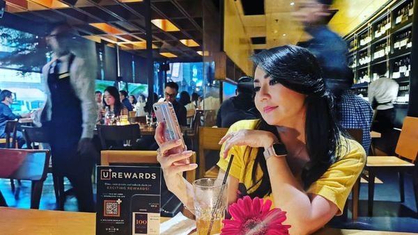Makin Cantik di Usia 44 Tahun, Tessa Kaunang Hobi Makan Bakso