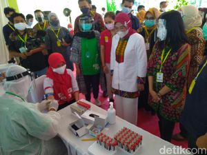 Menaker Kampanyekan Gerakan Pekerja Sehat di Pabrik Rokok Mojokerto Menaker Kampanyekan Gerakan Pekerja Sehat di Pabrik Rokok Mojokerto
