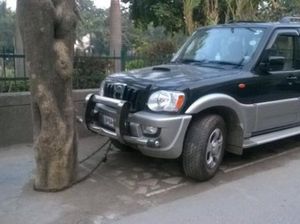 Yang Penting Sudah Ikhtiar, Mobil Dirantai ke Pohon Supaya Aman Yang Penting Sudah Ikhtiar, Mobil Dirantai ke Pohon Supaya Aman