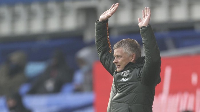 Manchester Uniteds manager Ole Gunnar Solskjaer gestures during the English Premier League soccer match between Everton and Manchester United at the Goodison Park stadium in Liverpool, England, Saturday, Nov. 7, 2020. (Carl Recine/Pool via AP)