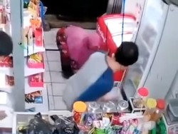 Jabar Sepekan: Tendangan Brutal Penjaga Toko ke Balita-Kematian Tragis Bunda Maya