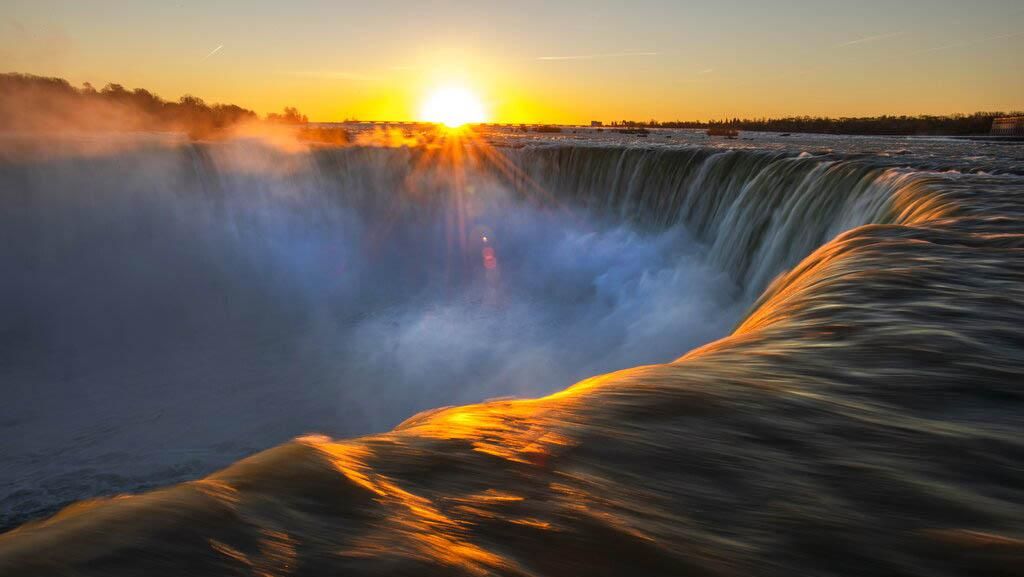 Potret Cantik Matahari Terbit di Atas Air Terjun Niagara
