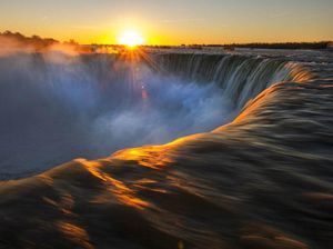 Potret Cantik Matahari Terbit di Atas Air Terjun Niagara