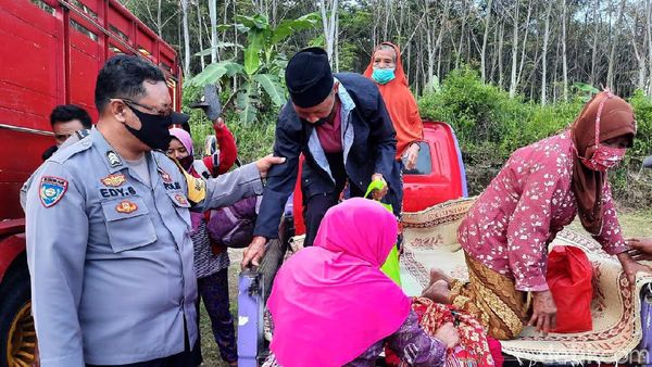 Potret Evakuasi Lansia dari Lereng Merapi