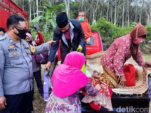 Potret Evakuasi Lansia dari Lereng Merapi