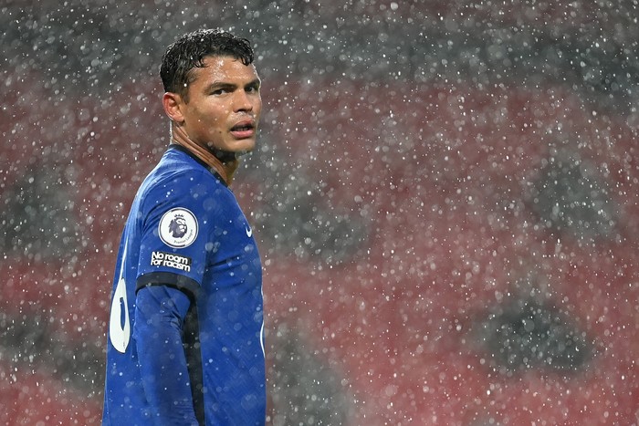 MANCHESTER, ENGLAND - OCTOBER 24: Thiago Silva of Chelsea in action in action during the Premier League match between Manchester United and Chelsea at Old Trafford on October 24, 2020 in Manchester, England. Sporting stadiums around the UK remain under strict restrictions due to the Coronavirus Pandemic as Government social distancing laws prohibit fans inside venues resulting in games being played behind closed doors. (Photo by Michael Regan/Getty Images)