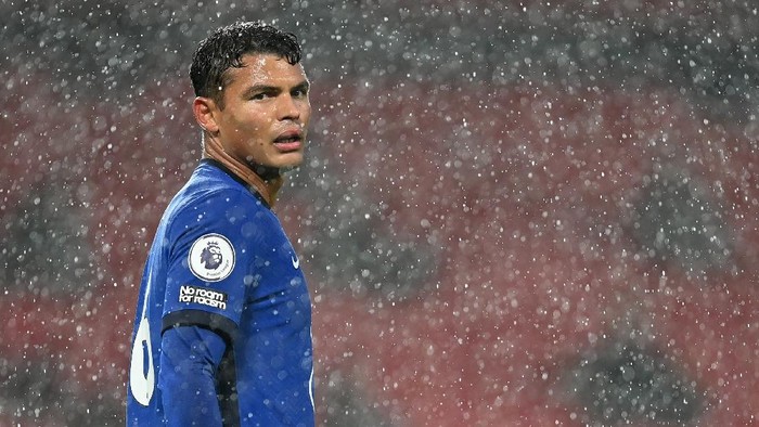 MANCHESTER, ENGLAND - OCTOBER 24: Thiago Silva of Chelsea in action in action during the Premier League match between Manchester United and Chelsea at Old Trafford on October 24, 2020 in Manchester, England. Sporting stadiums around the UK remain under strict restrictions due to the Coronavirus Pandemic as Government social distancing laws prohibit fans inside venues resulting in games being played behind closed doors. (Photo by Michael Regan/Getty Images)