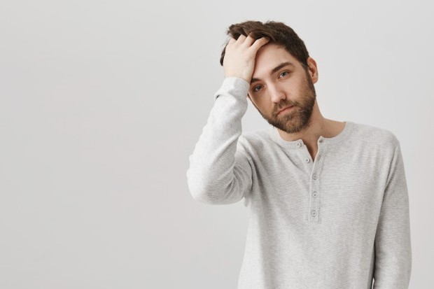 Uban di Usia Muda/ Sumber: Freepik.com Ketahui juga bahwa hidrogen peroksida, yang terkandung dalam banyak pewarna rambut, adalah salah satu bahan kimia berbahaya. Penggunaan produk pemutih yang berlebihan juga pada akhirnya akan menyebabkannya memutih.