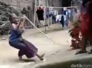 Video Nenek di Trenggalek Didorong Seorang Wanita Hingga Terjengkang Viral