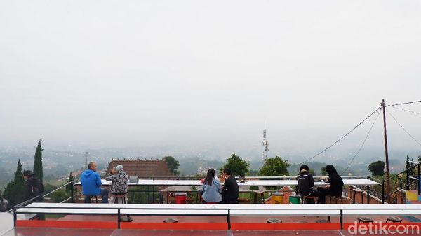 Potret Keindahan Kota Bandung di Wisata Kuliner Caringin Tilu